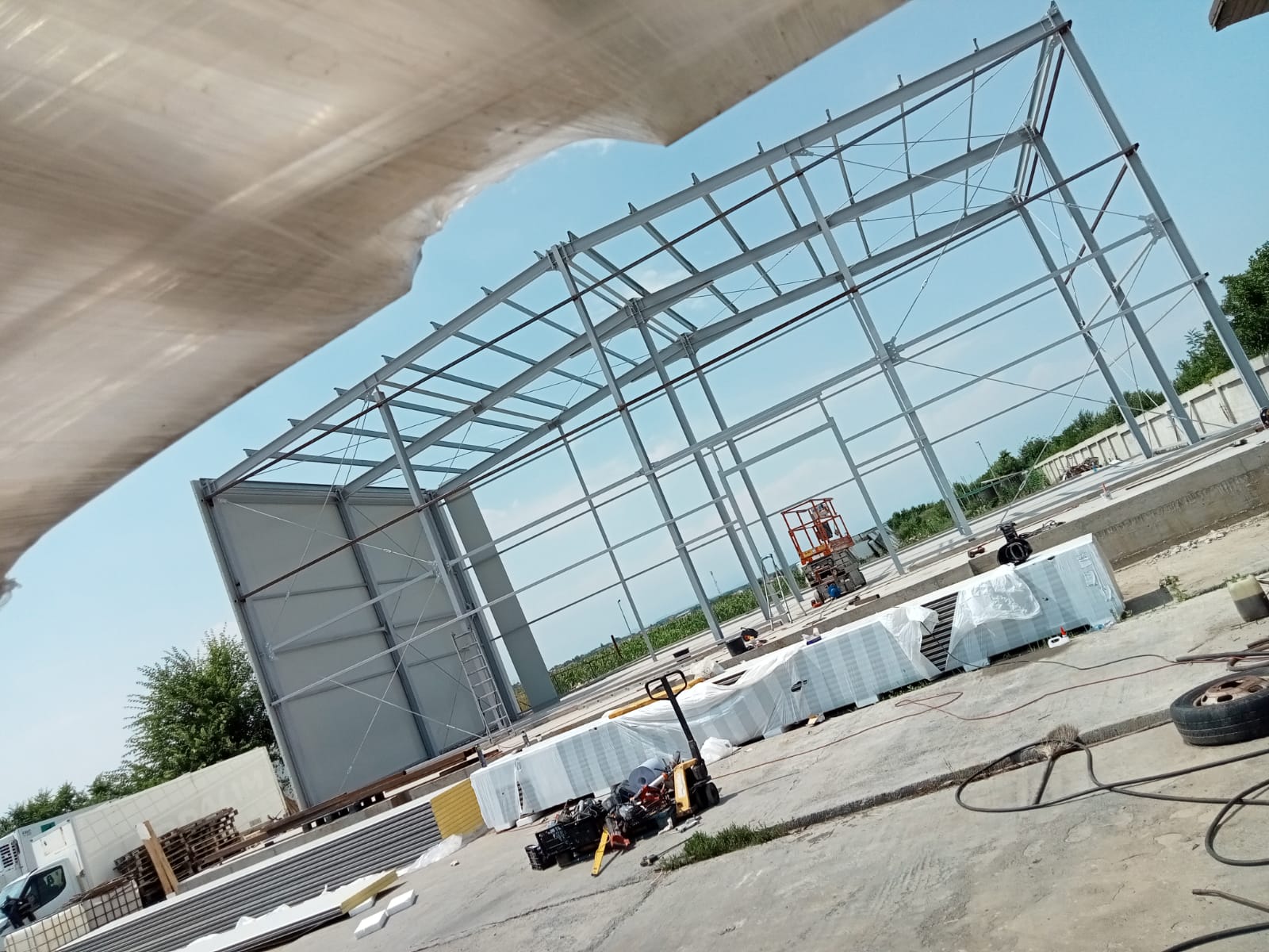 Soluții personalizate construcții hale metalice
